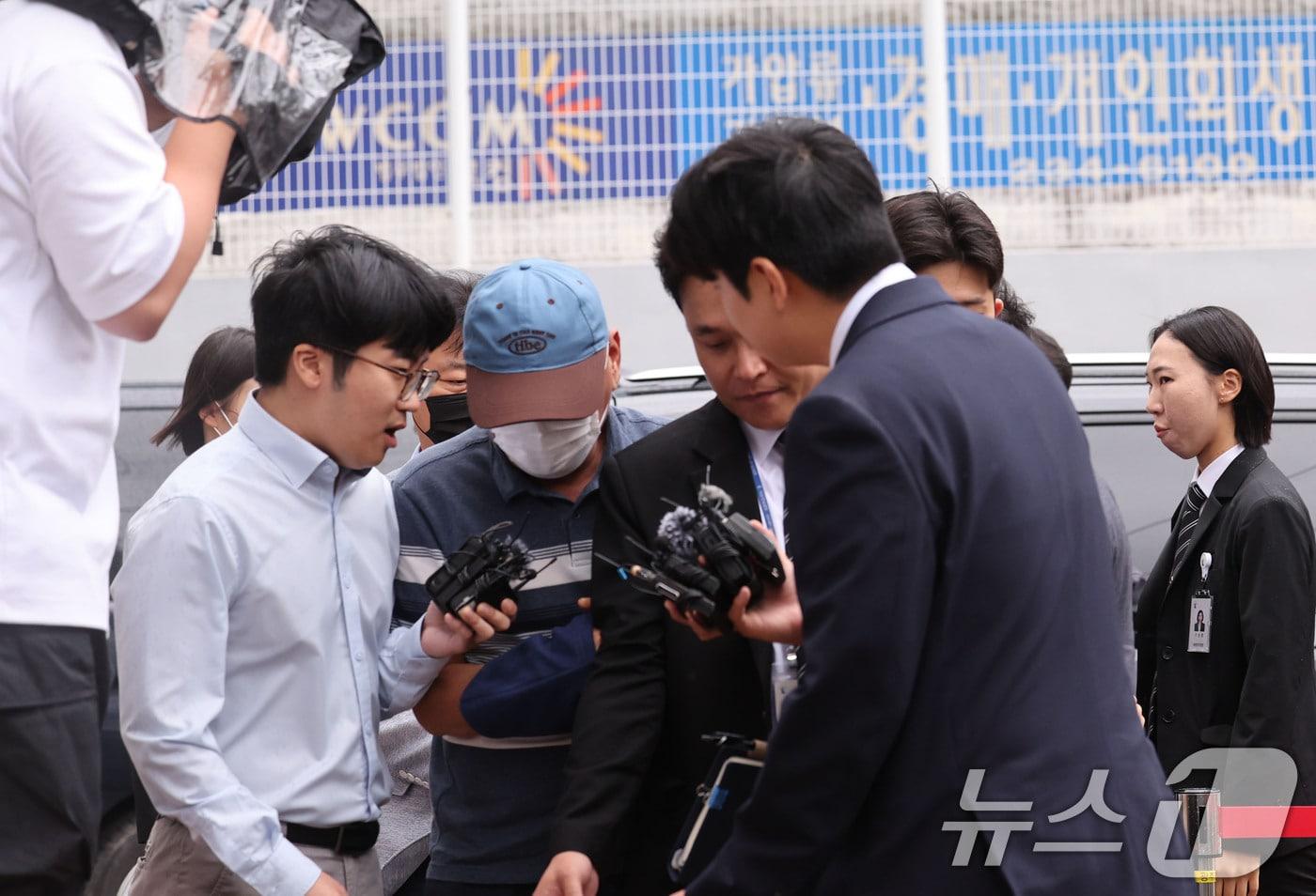 본문 이미지 - 여고생 살해범 장윤기 사건과 관련해 공무상비밀누설과 증거인멸 등의 혹을 받는 담당 강력팀장 A 경감이 8일 오전 구속 전 피의자 심문(영장실질심사)를 받기 위해 광주지방법원에 들어서고 있다. 2026.7.8 ⓒ 뉴스1 박지현 기자