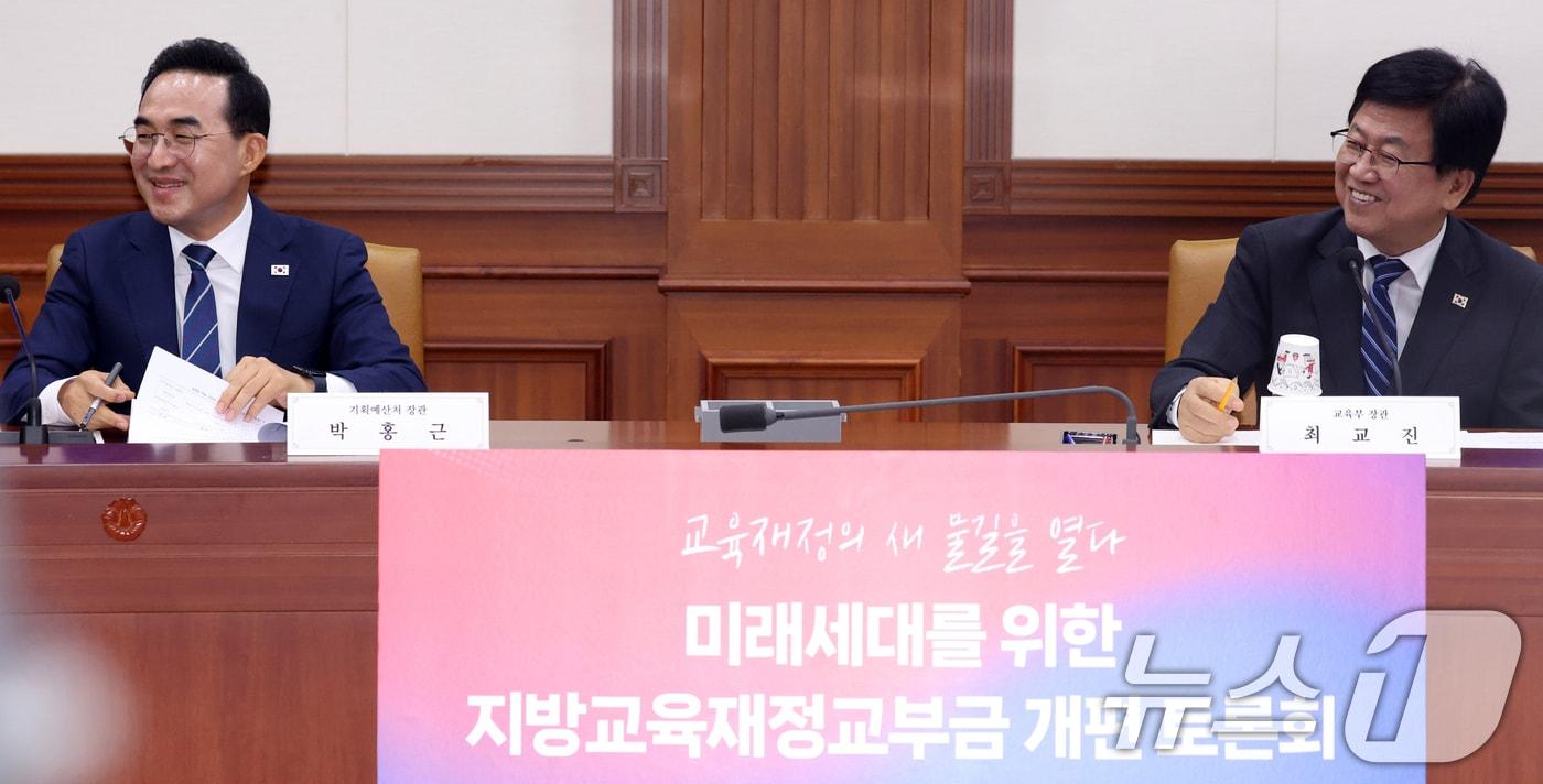 본문 이미지 - 박홍근 기획예산처 장관과 최교진 교육부 장관이 8일 서울 종로구 세종대로 정부서울청사에서 열린 미래세대를 위한 지방교육재정교부금 개편 토론회에서 대화를 하고 있다. 2026.7.8 ⓒ 뉴스1 김명섭 기자