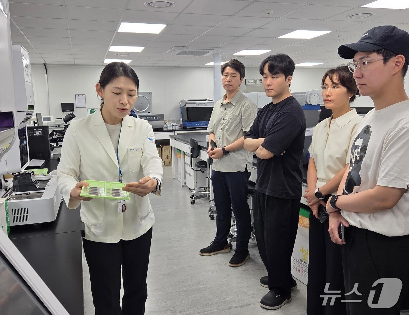 본문 이미지 - 양화순 그린벳 진단검사 유닛장(맨 왼쪽)이 동물병원 수의사를 대상으로 실험실 투어를 진행하며 검사 방법을 소개하고 있다. ⓒ 뉴스1 한송아 기자