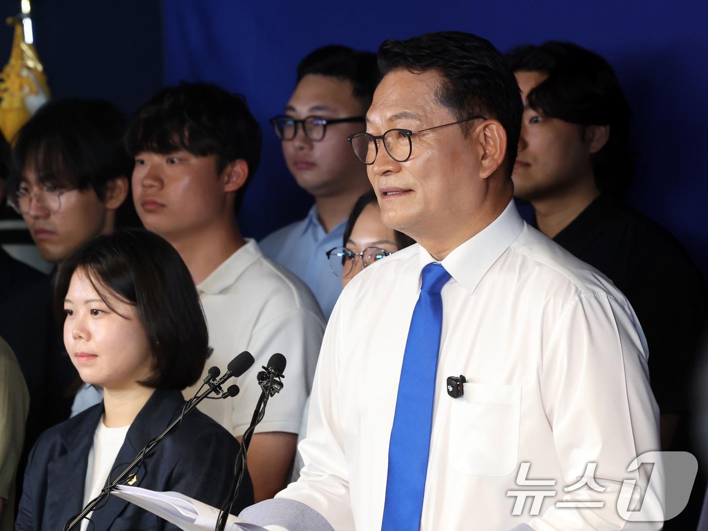 본문 이미지 - 더불어민주당 당권주자인 송영길 전 대표가 8일 오전 서울 여의도 민주당 중앙당사에서 당대표 출마선언을 하고 있다. ⓒ 뉴스1 황기선 기자