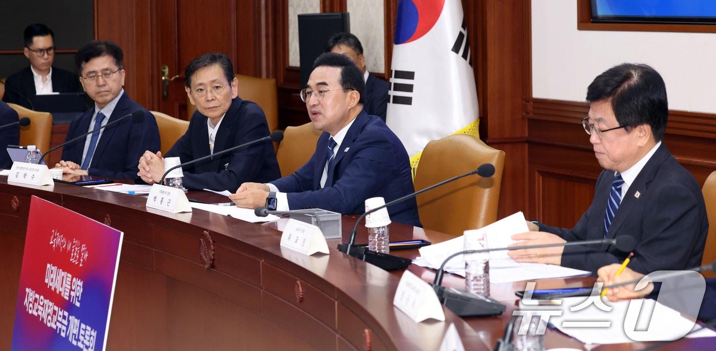 본문 이미지 - 박홍근 기획예산처 장관이 8일 서울 종로구 세종대로 정부서울청사에서 열린 미래세대를 위한 지방교육재정교부금 개편 토론회에서 인사말을 하고 있다. 2026.7.8 ⓒ 뉴스1 김명섭 기자