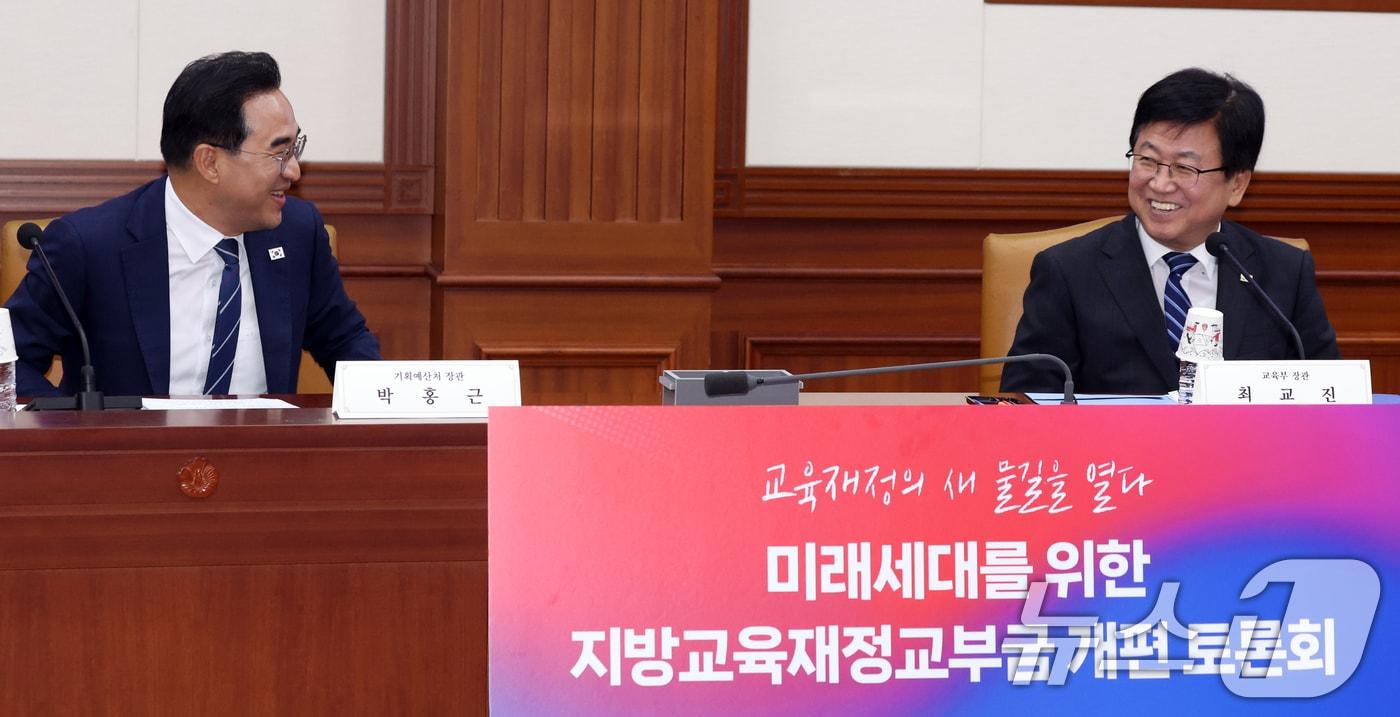 본문 이미지 - 박홍근 기획예산처 장관과 최교진 교육부 장관이 지난달 8일 서울 종로구 세종대로 정부서울청사에서 열린 미래세대를 위한 지방교육재정교부금 개편 토론회에서 대화를 하고 있다.ⓒ 뉴스1 김명섭 기자