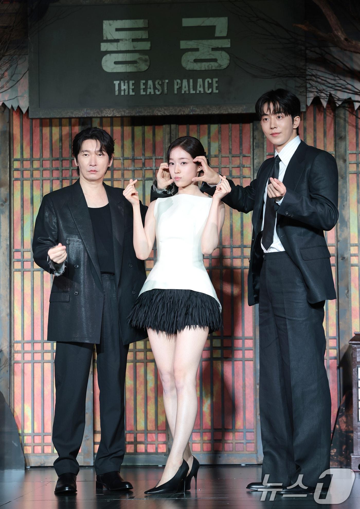 본문 이미지 - 배우 조승우(왼쪽부터)와 노윤서, 남주혁이 8일 서울 영등포구 페어몬트 앰배서더 서울에서 열린 넷플릭스 시리즈 '동궁' 제작발표회에서 포즈를 취하고 있다. '동궁'​은 귀(⻤)의 세계를 넘나드는 능력을 가진 구천(남주혁 분)과 비밀을 간직한 궁녀 생강(노윤서 분)이 왕(조승우 분)의 부름을 받고 동궁에 깃든 저주를 파헤치면서 벌어지는 이야기​다. 2026.7.8 ⓒ 뉴스1 권현진 기자