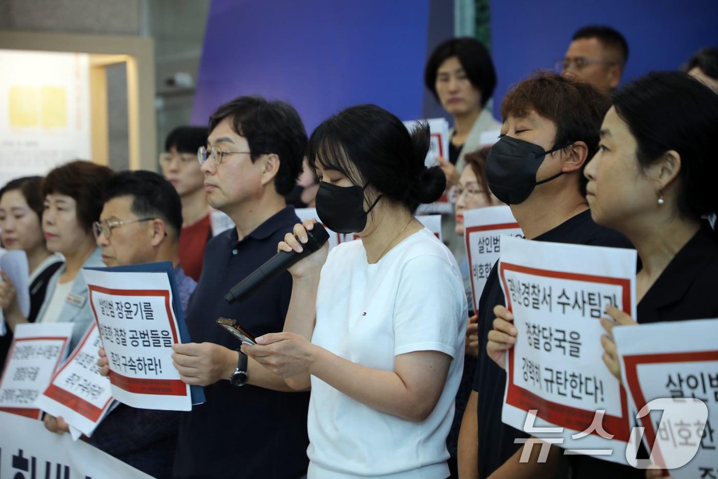 본문 이미지 - 故(고) 이채원 어머니가 8일 오전 광주경찰청 1층 로비에서 부실·은폐 수사 규탄 및 유착 경찰관 구속 촉구 기자회견에 참석해 인사말하고 있다. 2026.7.8 ⓒ 뉴스1 이수민 기자
