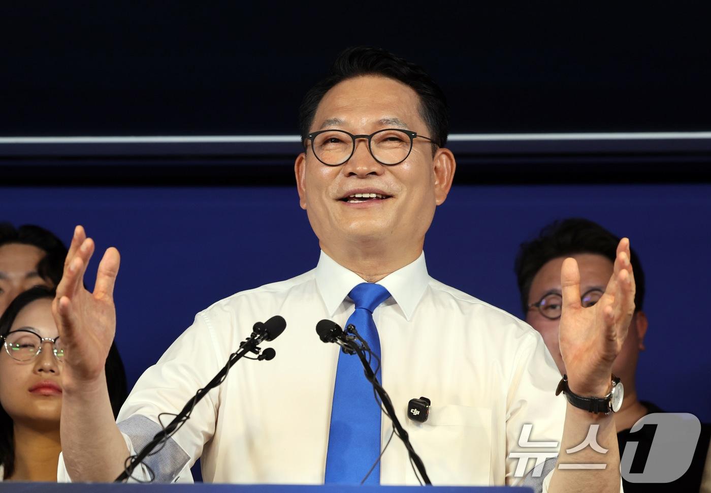 본문 이미지 - 더불어민주당 당권주자인 송영길 전 대표가 8일 오전 서울 여의도 민주당 중앙당사에서 당대표 출마선언문 발표를 마치고 취재진 질문에 답하고 있다. 2026.7.8 ⓒ 뉴스1 황기선 기자