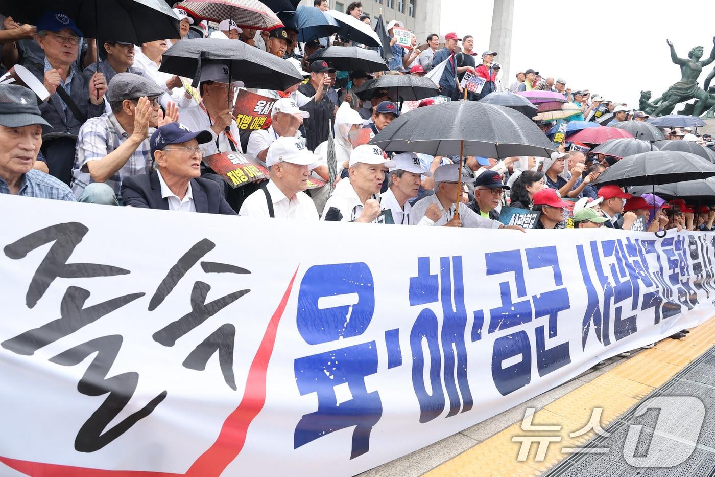 본문 이미지 - 육군·해군·공군사관학교 총동창회 회원들이 지난달 8일 서울 여의도 국회 본관 앞에서 열린 사관학교 통폐합 반대 궐기대회에서 구호를 외치고 있다. 2026.7.8 ⓒ 뉴스1 신웅수 기자