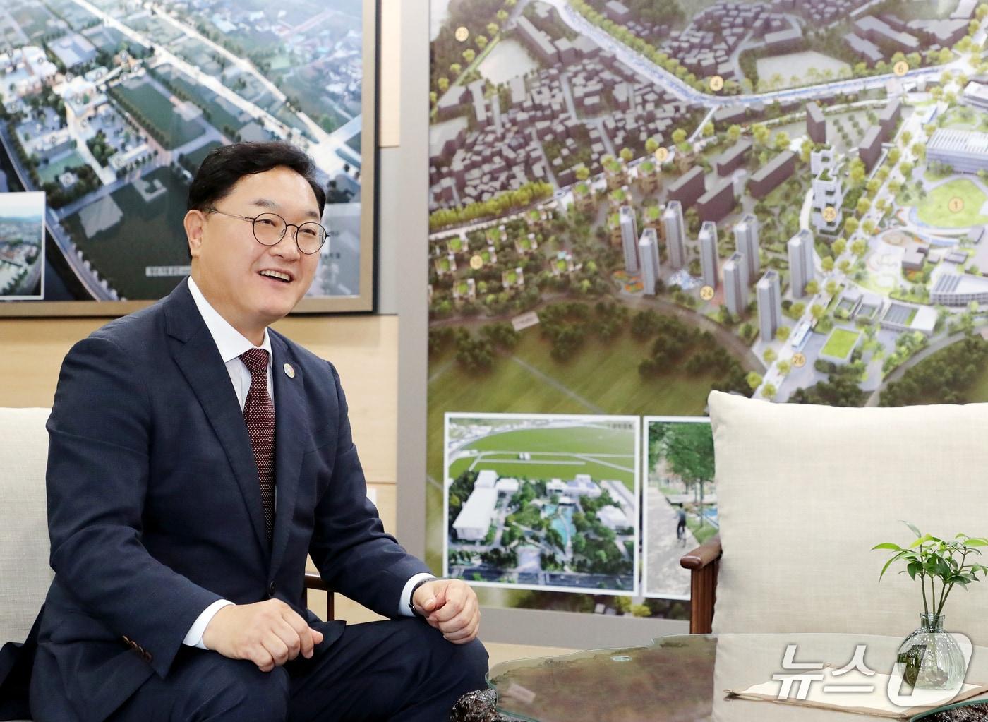본문 이미지 - 김현수 하동군수가 8일 군청 군수실에서 뉴스1과 인터뷰를 갖고 민선 9기 하동 군정 목표에 대해 설명하고 있다(하동군 제공. 재판매 및 DB금지).