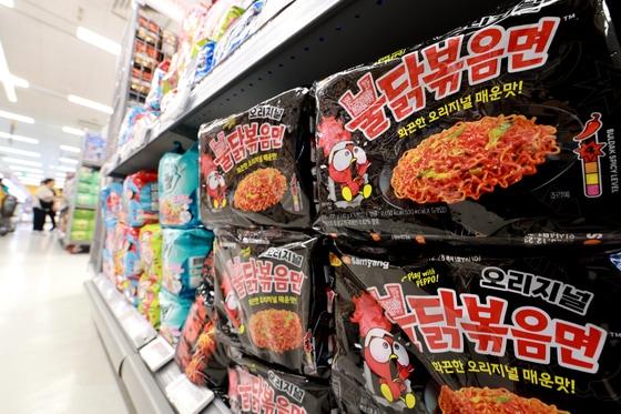 본문 이미지 - 서울 시내 한 대형마트에 삼양식품의 라면 제품이 진열된 모습. ⓒ 뉴스1 이호윤 기자