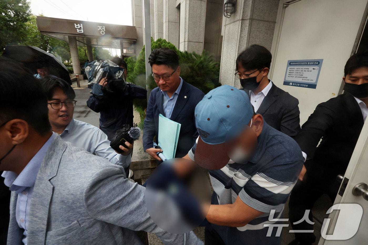 본문 이미지 - 여고생 살해범 장윤기 사건 관련  증거인멸 혐의를 받는 광주 광산경찰서 소속 A 강력팀장이 8일 오전 구속 전 피의자 신문(영장실질심사)을 마치고 법정을 나서고 있다. 2026.7.8 ⓒ 뉴스1 박지현 기자
