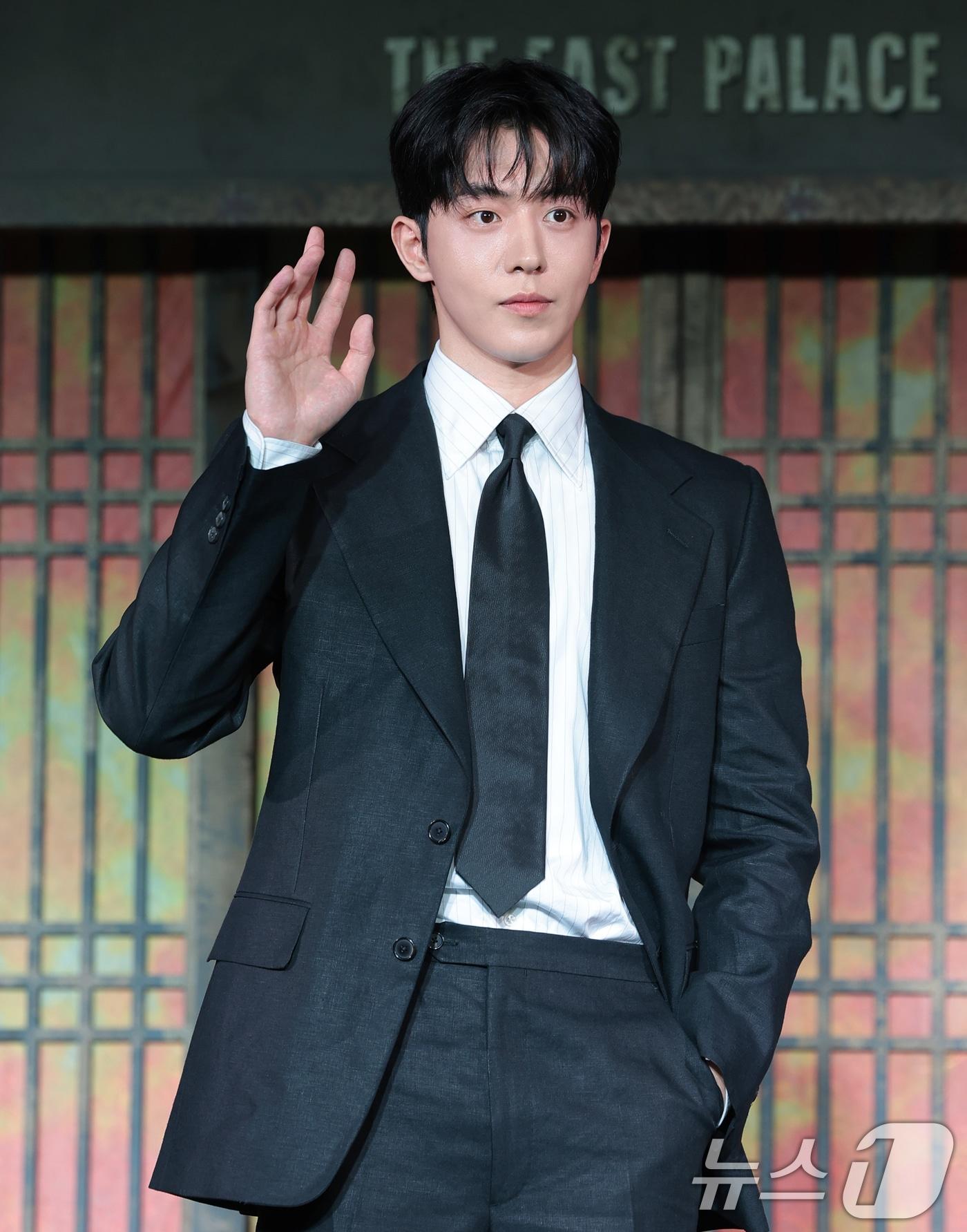 본문 이미지 - 배우 남주혁이 8일 서울 영등포구 페어몬트 앰배서더 서울에서 열린 넷플릭스 시리즈 '동궁' 제작발표회에서 포즈를 취하고 있다. '동궁'​은 귀(⻤)의 세계를 넘나드는 능력을 가진 구천(남주혁 분)과 비밀을 간직한 궁녀 생강(노윤서 분)이 왕(조승우 분)의 부름을 받고 동궁에 깃든 저주를 파헤치면서 벌어지는 이야기​다. 2026.7.8 ⓒ 뉴스1 권현진 기자