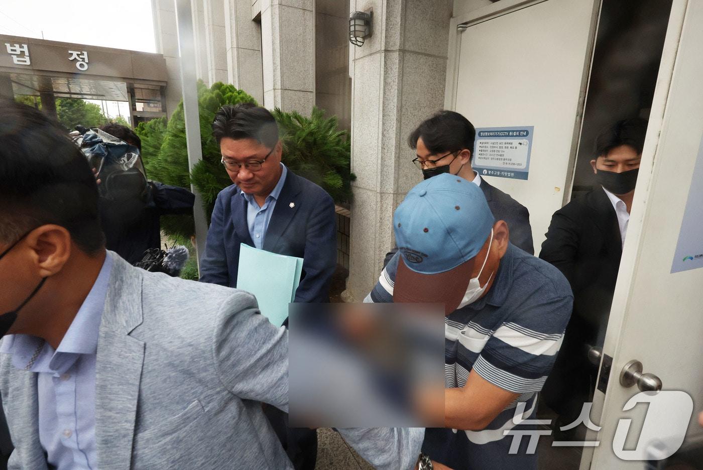 본문 이미지 - 여고생 살해범 장윤기 사건 관련 공무상비밀누설과 증거인멸 혐의를 받는 광산경찰서 소속 A 강력팀장이 8일 오전 구속 전 피의자 심문(영장실질심사)을 마치고 법정을 나서고 있다. A 팀장은 경찰인 장윤기 아버지의 동료이다. 2026.7.8 ⓒ 뉴스1 박지현 기자