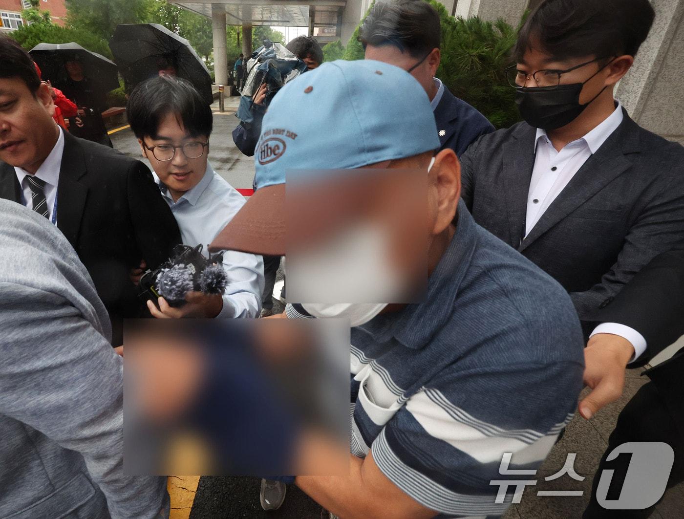 본문 이미지 - 여고생 살해범 장윤기 사건 관련 공무상비밀누설과 증거인멸 혐의를 받는 광산경찰서 소속 A 강력팀장이 8일 오전 구속 전 피의자 심문(영장실질심사)을 마치고 법정을 나서고 있다. 2026.7.8 ⓒ 뉴스1 박지현 기자