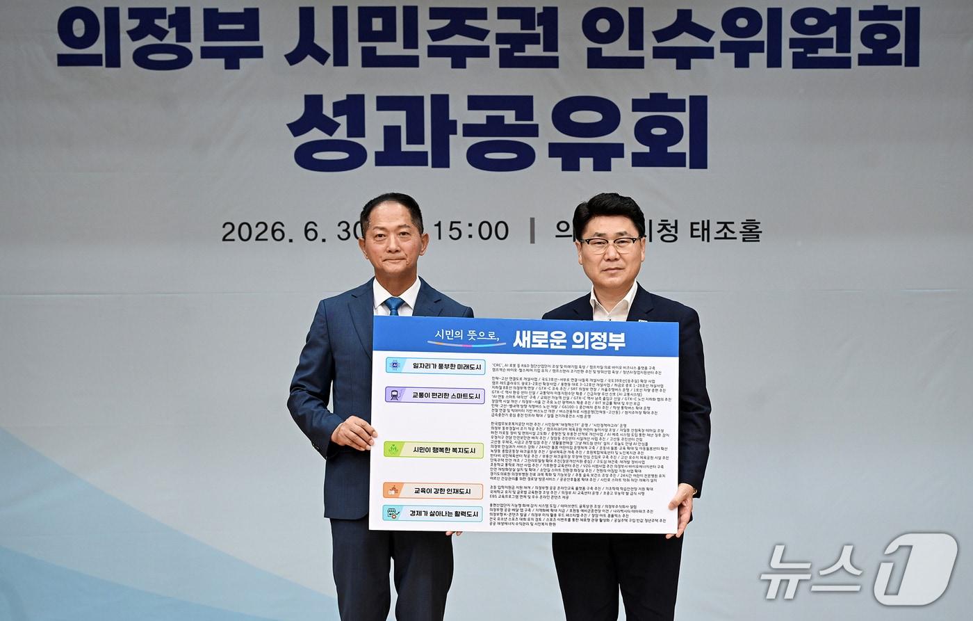 본문 이미지 - 김원기 의정부시장(사진 오른쪽)과 이재준 전 고양시장(사진 왼쪽)