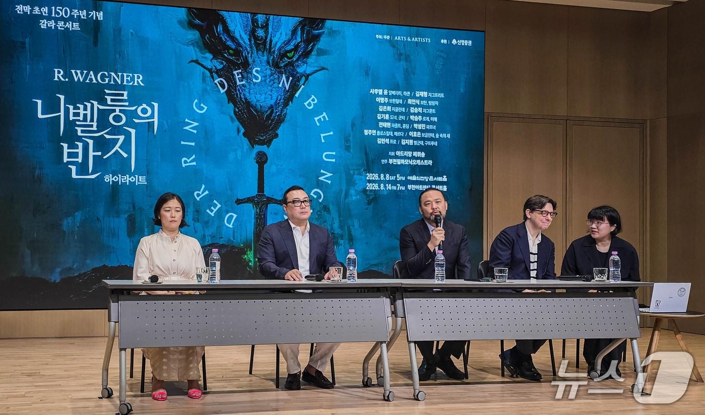 본문 이미지 - 바그너의 4부작 오페라 '니벨룽의 반지'가 전막 초연 150주년을 맞아 하이라이트 공연으로 국내 관객과 만난다. 왼쪽부터 이명주, 김재형, 사무엘윤, 아드리앙 페뤼숑.