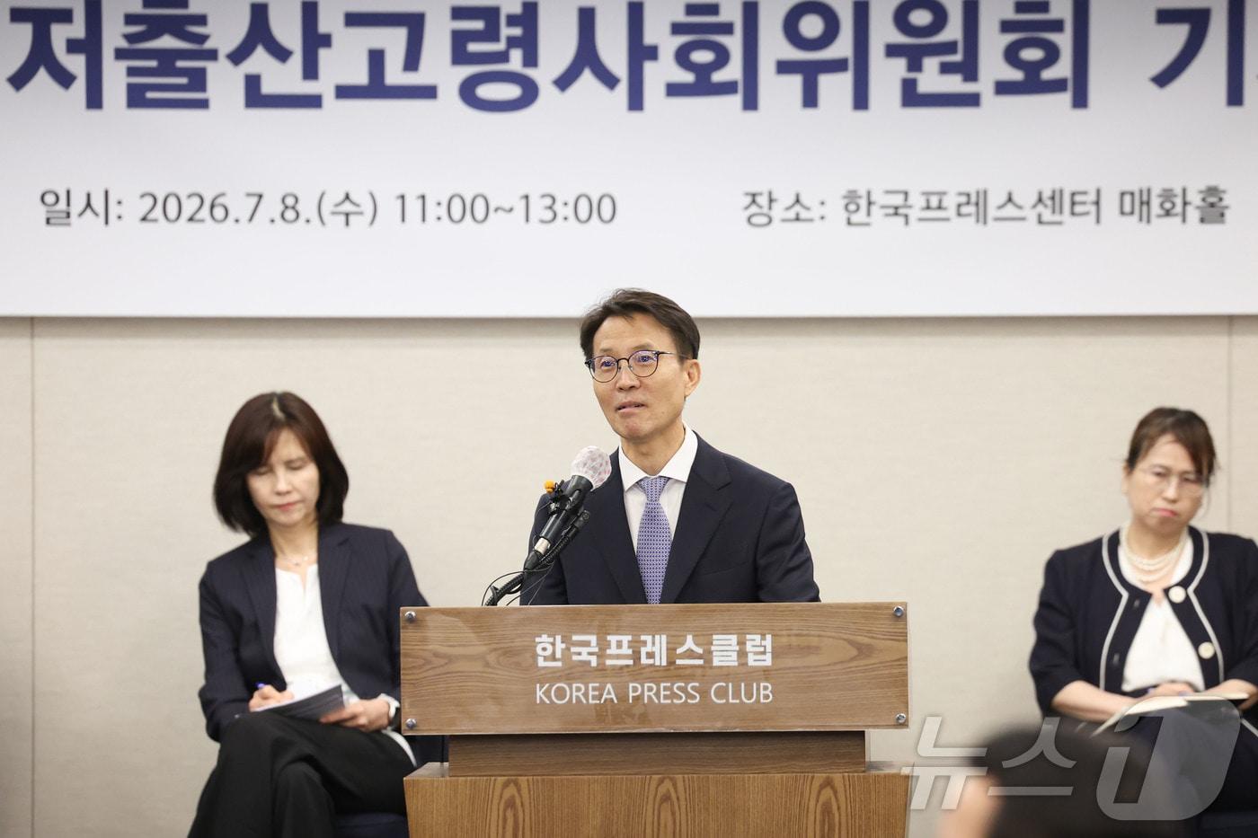 본문 이미지 - 김진오 저출산고령사회위원회 부위원장이 8일 서울 중구 프레스센터에서 열린 2026년 저출산고령사회위원회 기자간담회에서 발언하고 있다. ⓒ 뉴스1 이종수 기자