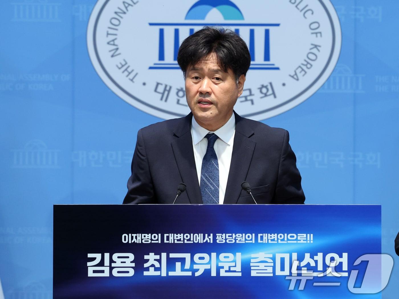 본문 이미지 - 김용 전 민주연구원 부원장이 8일 오전 서울 여의도 국회 소통관에서 최고위원 출마 선언을 하고 있다. 2026.7.8 ⓒ 뉴스1 황기선 기자