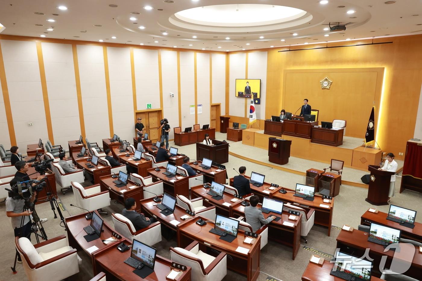 본문 이미지 - 10대 충주시의회 전반기 원구성에 반발한 국민의힘 소속 의원들이 등원을 거부한 가운데 원구성을 위한 임시회가 민주당 소속 의원들만 참여한 채 열리고 있다.(충주시의회 제공. 재판매 및 DB금지)