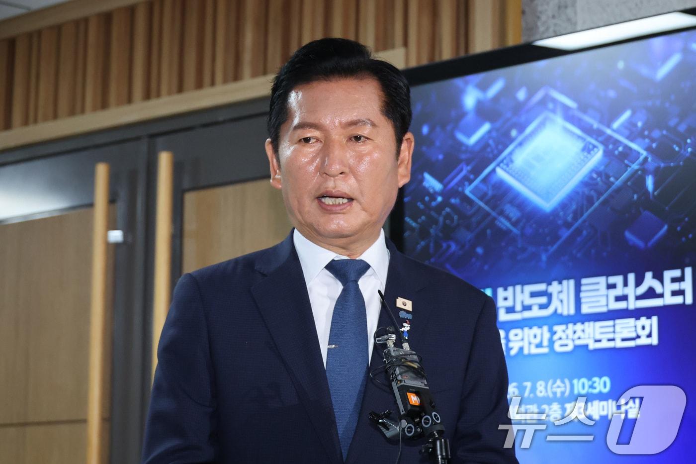 본문 이미지 - 정청래 전 더불어민주당 대표가 8일 서울 여의도 국회 의원회관에서 열린 서남권 반도체 클러스터 성공을 위한 정책토론회를 마친 후 취재진의 질의에 답변하고 있다. 2026.7.8 ⓒ 뉴스1 신웅수 기자