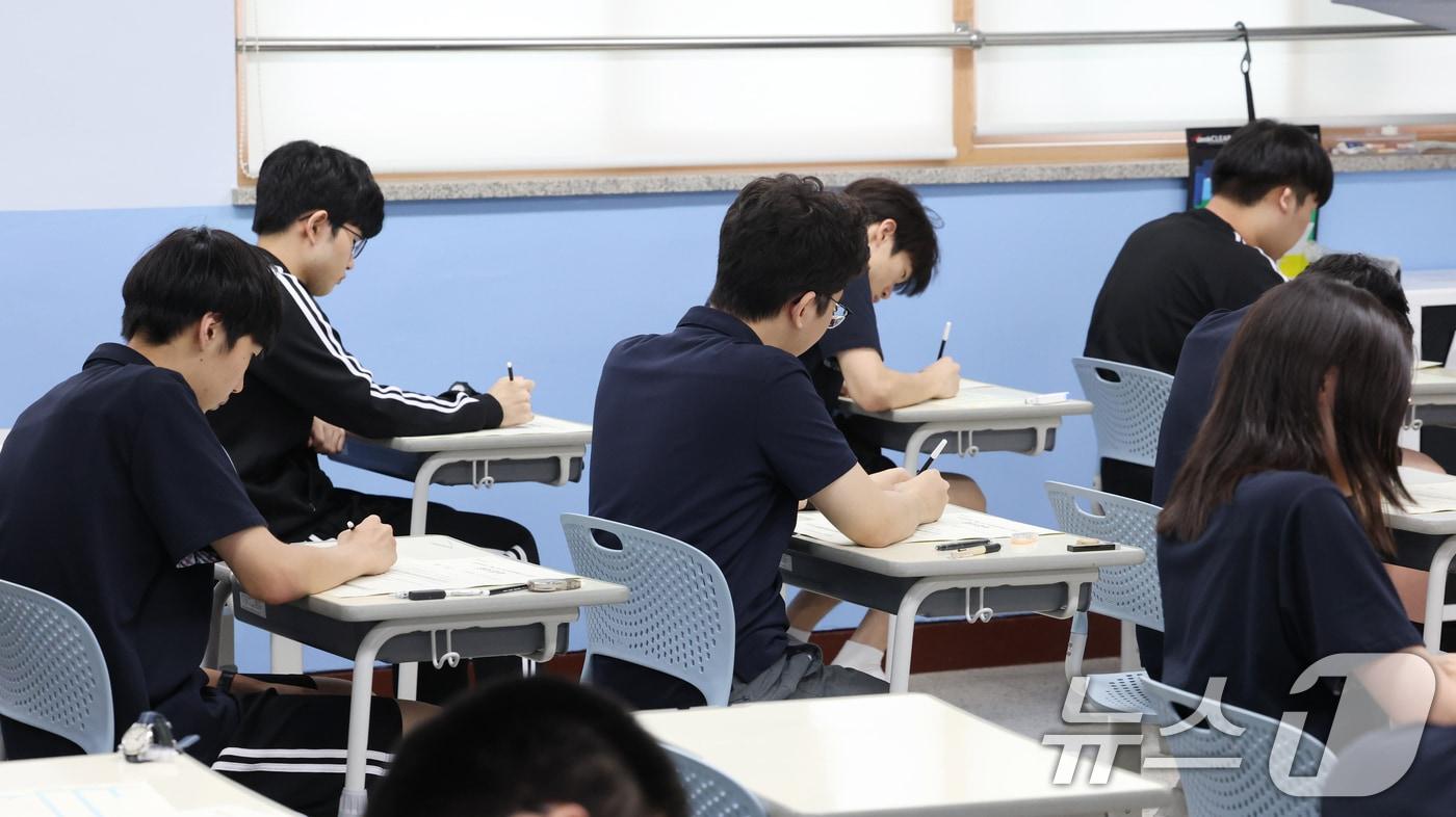 본문 이미지 - 8일 경기 화성시 동탄구 동탄고등학교에서 3학년 학생들이 2026년 7월 전국연합학력평가를 치르고 있다. 2026.7.8 ⓒ 뉴스1 김영운 기자