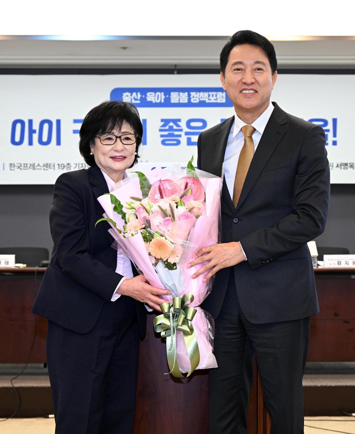 본문 이미지 - 오세훈 서울시장과 허명(왼쪽)이 한국여성단체협의회 회장이 8일 한국프레스센터에서 열린 '아이 키우기 좋은 도시 서울' 정책포럼에서 기념촬영을 하고 있다.(서울시 제공)