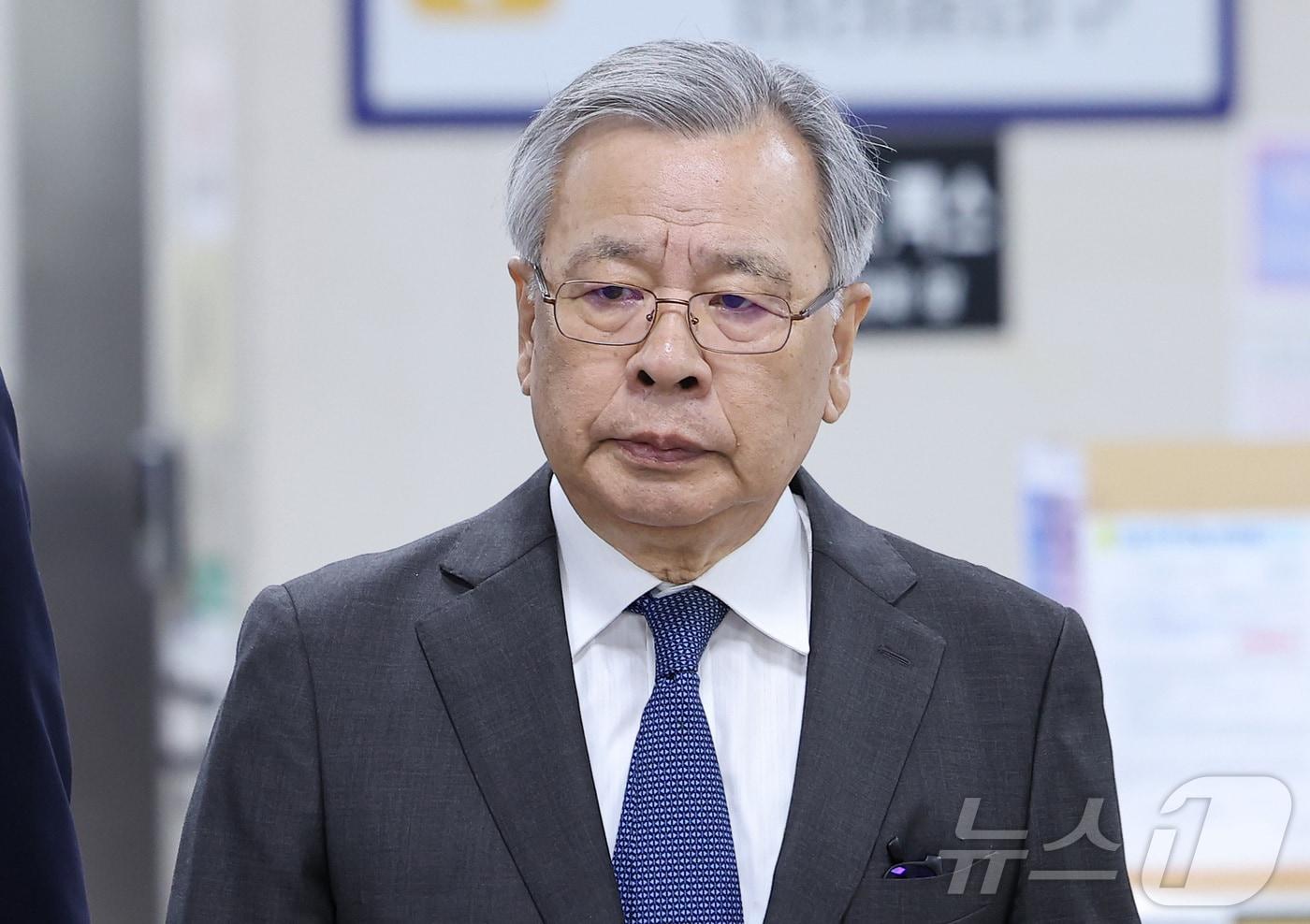 본문 이미지 - '대장동 사건'과 관련해 민간업자들에게 청탁을 대가로 금품을 수수한 혐의로 재판에 넘겨진 박영수 전 특별검사가 지난 8일 서울 서초구 서울고등법원에서 열린 '특정경제범죄가중처벌등에관한법률위반(수재 등)' 혐의 공판에 출석하고 있다. 2026.7.8 ⓒ 뉴스1 김성진 기자