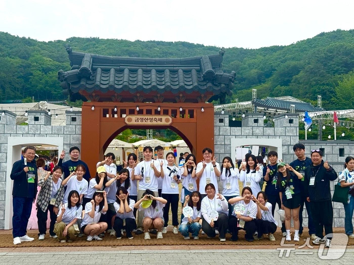 본문 이미지 - 작년 6월에 진행된 금정산성축제에서 금반지 3기 구성원들이 기념사진을 찍고 있다.(금정구 제공. 재판매 및 DB금지)