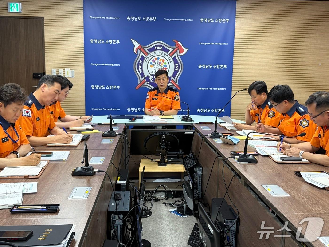 본문 이미지 - 백승두 충남소방본부장이 8일 긴급상황판단회의를 열고 집중호우 대비 태세를 논의하고 있다. (충남소방본부 제공, 재판매 및 DB금지) / 뉴스1 