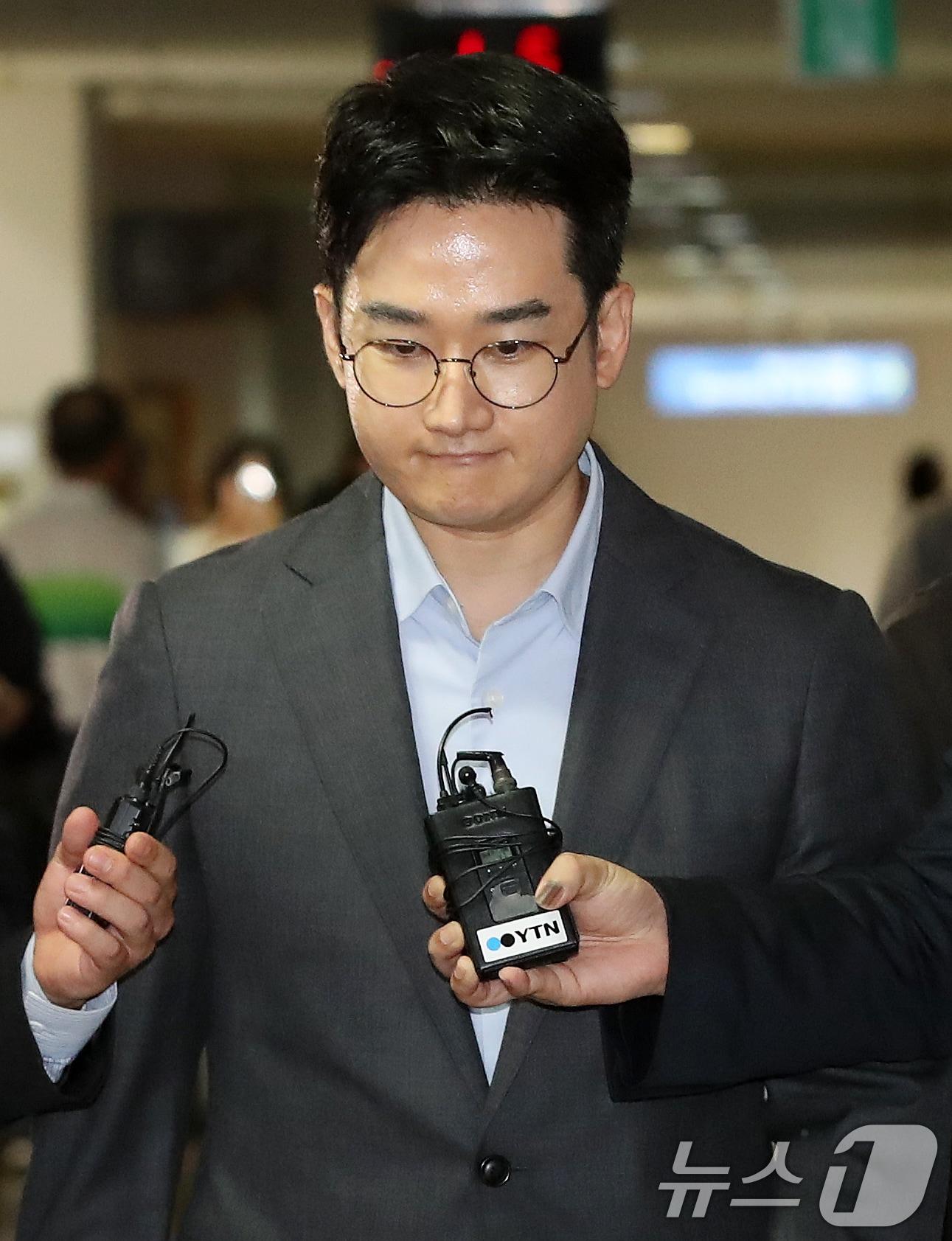 본문 이미지 - 6·3 지방선거 당시 '음료컵 테러' 사건의 자작극 의혹을 받는 정이한 전 개혁신당 부산시장 후보가 8일 오후 부산 연제구 부산지방법원에서 열린 구속 전 피의자 심문(영장실질심사)에 출석하고 있다. 정 전 후보와 음료컵을 던진 30대 남성 A 씨는 위계에 의한 공무집행방해와 공직선거법 위반 등 혐의를 받는다. 2026.7.8 ⓒ 뉴스1 윤일지 기자