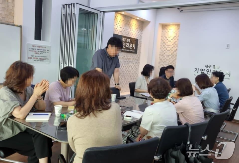 본문 이미지 - 대구상공회의소가 운영하는 서울역 대구경북기업인라운지를 방문한 기업 관계자들이 회의를 하고 있다.(대구상의 제공, 재판매 및 DB 금지)