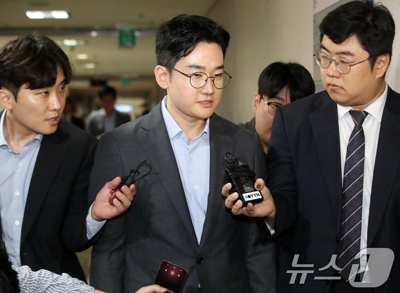 본문 이미지 - 6·3 지방선거 당시 '음료컵 테러' 사건의 자작극 의혹을 받는 정이한 전 개혁신당 부산시장 후보가 8일 오후 부산 연제구 부산지방법원에서 열린 구속 전 피의자 심문(영장실질심사)에 출석하고 있다. 정 전 후보와 음료컵을 던진 30대 남성 A 씨는 위계에 의한 공무집행방해와 공직선거법 위반 등 혐의를 받는다. 2026.7.8 ⓒ 뉴스1 윤일지 기자