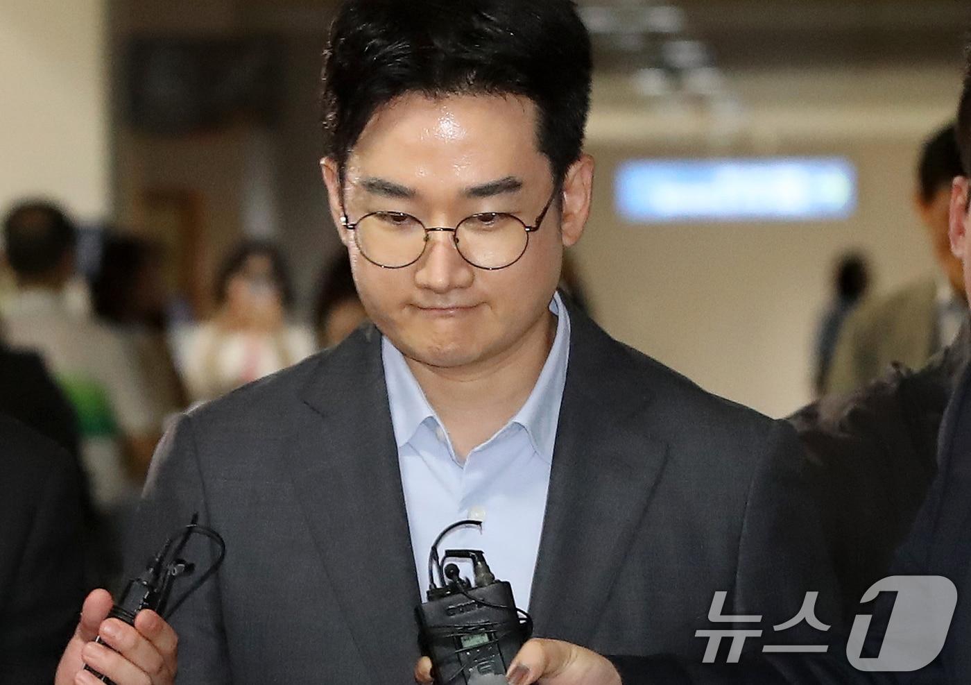 본문 이미지 - 6·3 지방선거 당시 '음료컵 테러' 사건의 자작극 의혹을 받는 정이한 전 개혁신당 부산시장 후보가 8일 오후 부산 연제구 부산지방법원에서 열린 구속 전 피의자 심문(영장실질심사)에 출석하고 있다. 정 전 후보와 음료컵을 던진 30대 남성 A 씨는 위계에 의한 공무집행방해와 공직선거법 위반 등 혐의를 받는다. 2026.7.8 ⓒ 뉴스1 윤일지 기자