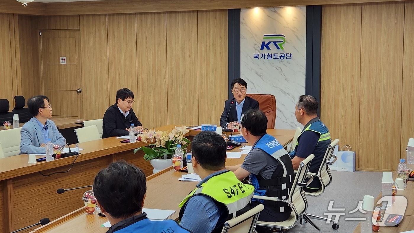 본문 이미지 - 한삼석 국민권익위 고충처리부위원장 겸 사무처장이 8일 강릉-제진 철도건설공사 관계자 간담회를 주재하고 있다.(국민권익위원회 제공. 재판매 및 DB금지).2026.07.08.ⓒ 뉴스1