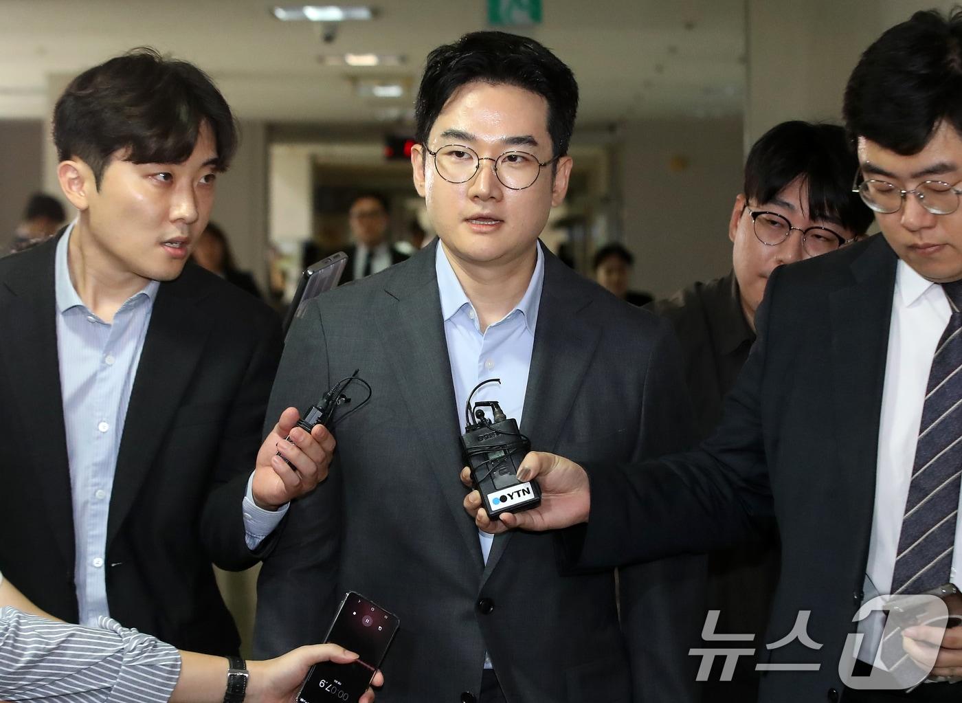 본문 이미지 - 6·3 지방선거 당시 '음료컵 테러' 사건의 자작극 의혹을 받는 정이한 전 개혁신당 부산시장 후보가 지난 8일 오후 부산 연제구 부산지방법원에서 열린 구속 전 피의자 심문(영장실질심사)에 출석하고 있다. 정 전 후보와 음료컵을 던진 30대 남성 A 씨는 위계에 의한 공무집행방해와 공직선거법 위반 등 혐의를 받는다. 2026.7.8 ⓒ 뉴스1 윤일지 기자