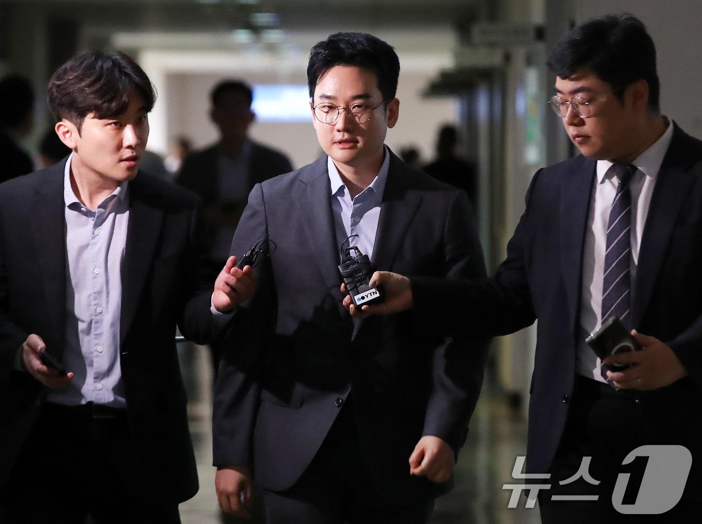 본문 이미지 - 6·3 지방선거 당시 '음료컵 테러' 사건의 자작극 의혹을 받는 정이한 전 개혁신당 부산시장 후보가 8일 오후 부산 연제구 부산지방법원에서 열린 구속 전 피의자 심문(영장실질심사)에 출석하고 있다. 정 전 후보와 음료컵을 던진 30대 남성 A 씨는 위계에 의한 공무집행방해와 공직선거법 위반 등 혐의를 받는다. 2026.7.8 ⓒ 뉴스1 윤일지 기자