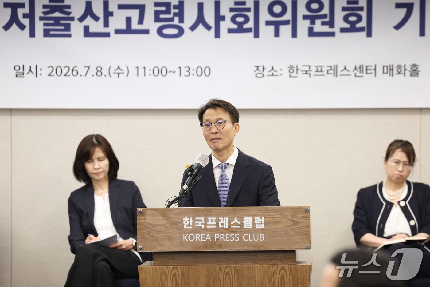 본문 이미지 - 김진오 저출산고령사회위원회 부위원장이 8일 서울 중구 프레스센터에서 열린 2026년 저출산고령사회위원회 기자간담회에서 발언하고 있다.
