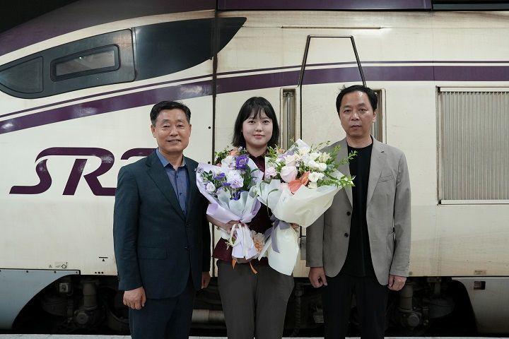 본문 이미지 - 김민슬 SRT 기장(가운데)과 정왕국 SR 대표이사(왼쪽), 김상수 SR노동조합 위원장이 8일 임명식에서 기념촬영을 하고 있다.(SR 제공)뉴스1ⓒ news1