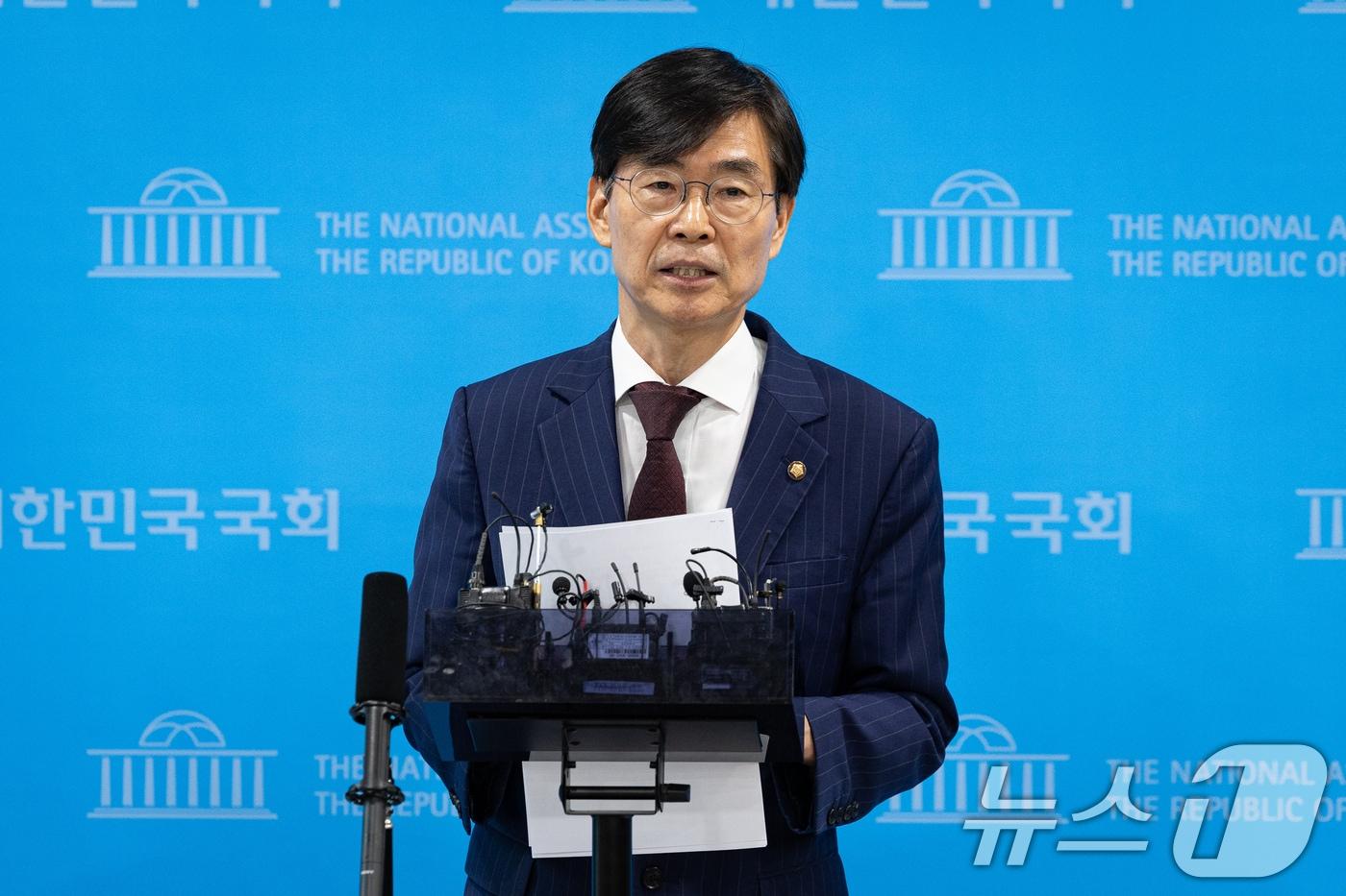 본문 이미지 - 조경태 국민의힘 의원이 지난 8일 서울 여의도 국회 소통관에서 당 윤리위원회의 장동혁 대표 제명·출당 요구 기자회견 후 취재진 질문에 답하고 있다. 2026.7.8 ⓒ 뉴스1 유승관 기자