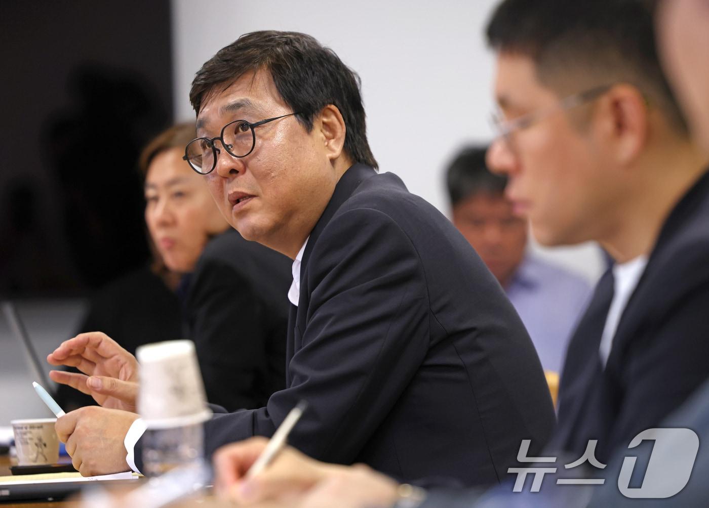 본문 이미지 - 사진은 최휘영 문화체육관광부 장관이 서울 종로구 국립현대미술관 서울관에서 대중음악 기획사 및 유관 협회 관계자를 만나 음악산업 생태계 강화를 위한 현장간담회를 하고 있는 모습이다. (문화체육관광부 제공. 재판매 및 DB 금지) 2026.7.8 ⓒ 뉴스1 이호윤 기자