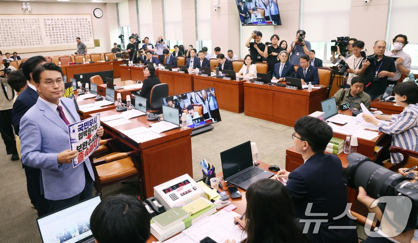 본문 이미지 - 국민의힘 법사위원들이 8일 서울 여의도 국회에서 열린 법제사법위원회 전체회의에서 서영교 위원장에게 항의하고 있다. 2026.7.8 ⓒ 뉴스1 황기선 기자
