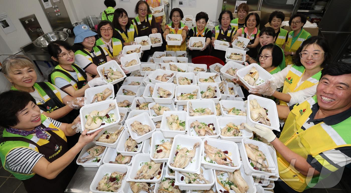 본문 이미지 - 대전 서구 자원봉사협의회 회원들이 초복을 앞두고 8일 용문어울림 공용부엌에서 취약계층에 전달할 삼계탕을 준비하고 있다. 2026.7.8 ⓒ 뉴스1 김기태 기자
