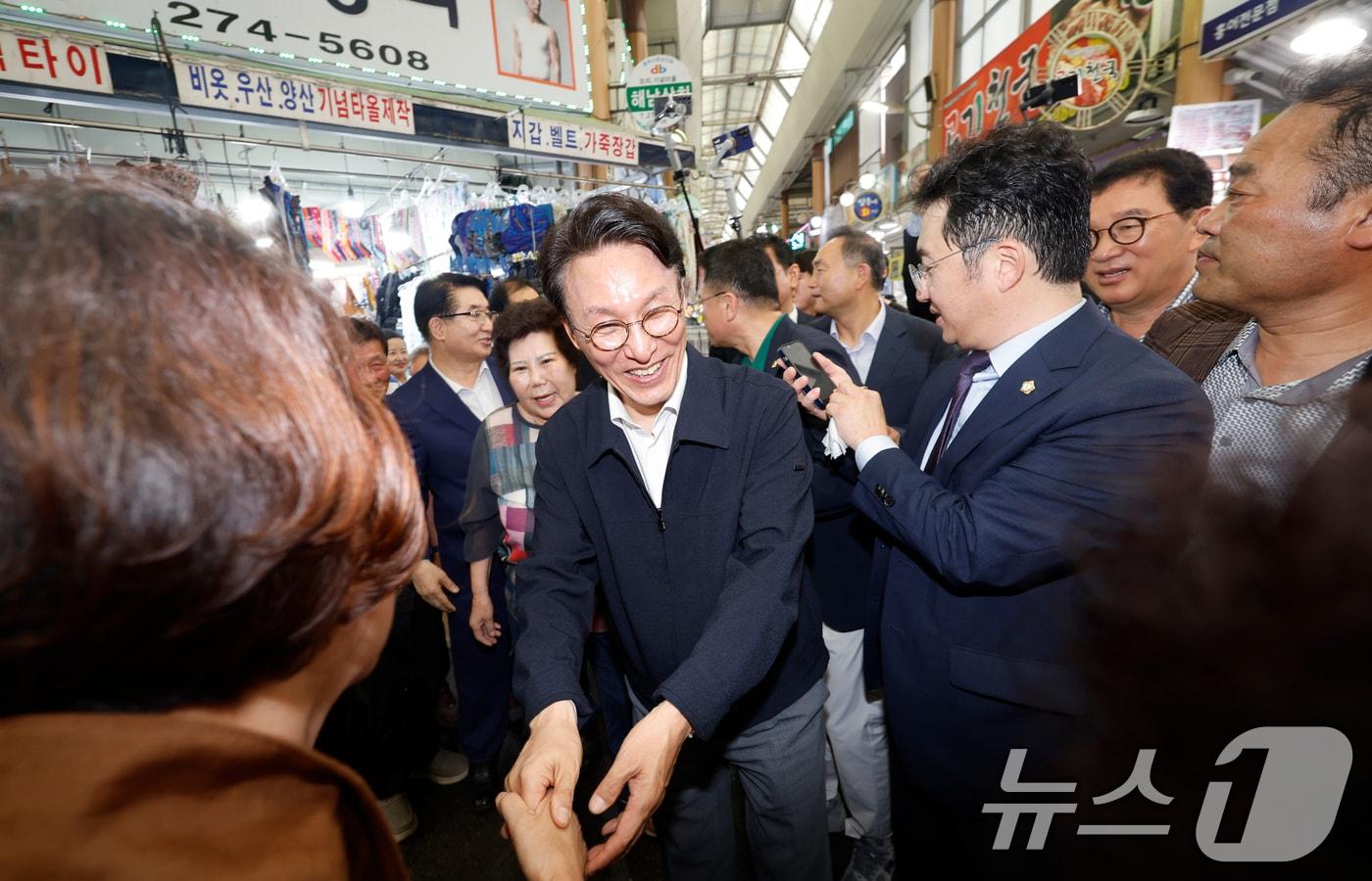 본문 이미지 - 김민석 전 국무총리가 8일 전남광주통합특별시 목포 동부시장을 방문해 상인들과 인사를 나누고 있다. 2026.7.8 ⓒ 뉴스1 김태성 기자