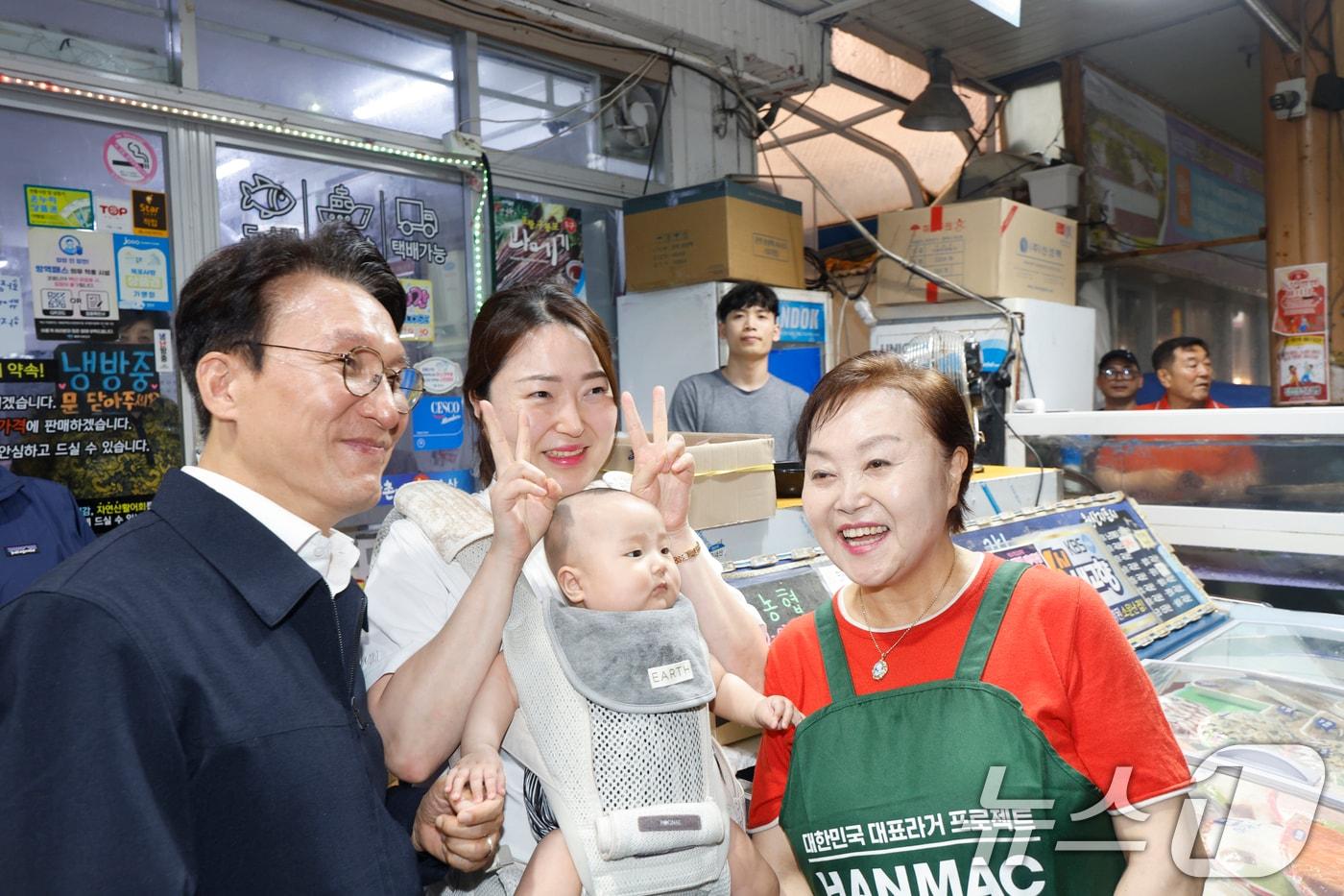 본문 이미지 - 김민석 전 국무총리가 8일 전남광주통합특별시 목포 동부시장을 방문해 시민들과 기념사진을 찍고 있다. 2026.7.8 ⓒ 뉴스1 김태성 기자