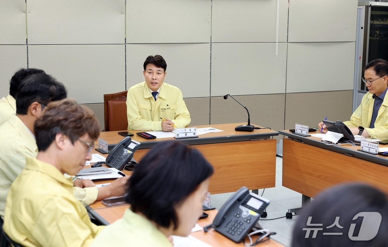 본문 이미지 - 전문학 서구청장이 구청 재난안전상황실에서 열린 긴급회의에서 호우 대비에 최선을 다할 것을 당부하고 있다.(서구 제공. 재판매 및 DB금지)/뉴스1