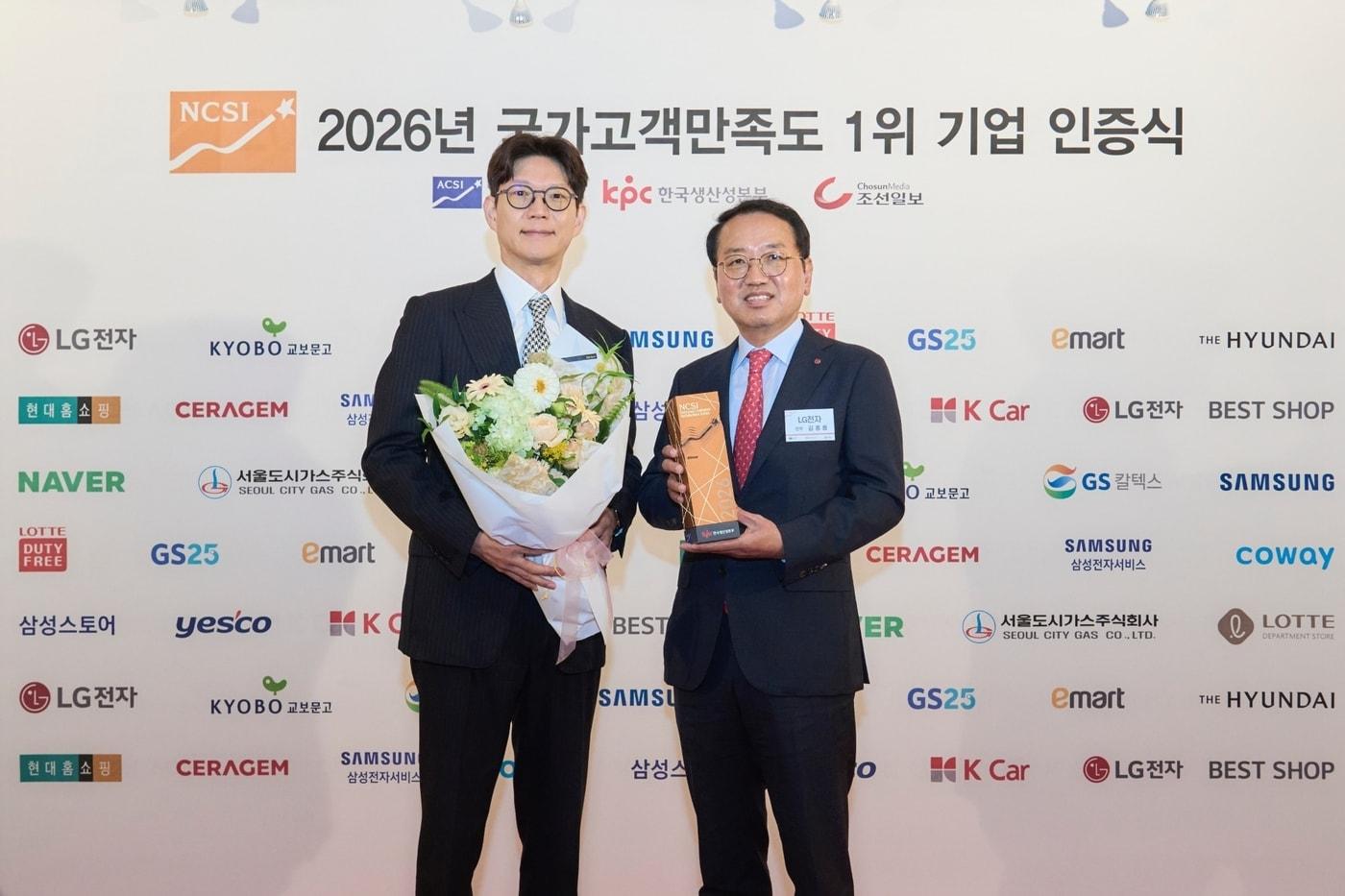 본문 이미지 - 8일 서울 소공동 롯데호텔에서 열린 '2026년 NCSI 전자제품 및 유통 서비스 부문 1위 기업 인증식'에서 LG전자 김종용 한국B2C그룹장(전무)과 오성택 한국마케팅커뮤니케이션담당(상무)이 11년 연속 가전·IT 부문 최다 업종 수상 기념 사진을 촬영하고 있다. (LG전자 한국영업본부 제공)