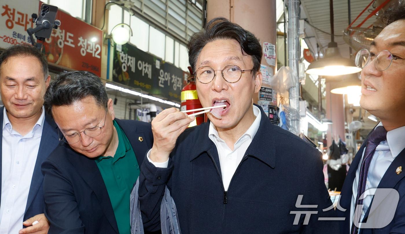 본문 이미지 - 김민석 전 국무총리가 8일 전남광주통합특별시 목포 동부시장을 방문해 홍어집에서 흑산홍어를 맛보고 있다. 2026.7.8 ⓒ 뉴스1 김태성 기자
