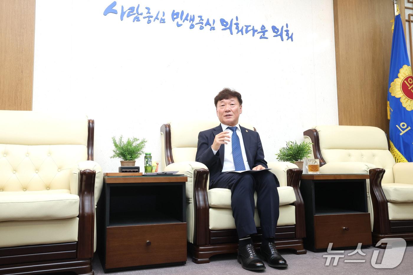 본문 이미지 - 남종섭 제12대 경기도의회 전반기 의장이 8일 의장실에서 가진 출입기자단 인터뷰를 통해 지방의회법 제정과 여야정 협치, 재정 운영 방향 등을 설명하고 있다.(도의회 제공. 재판매 및 DB금지)/뉴스1