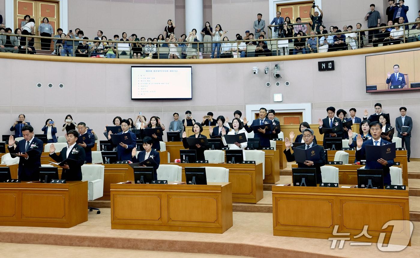 본문 이미지 - 대전시의원들이 8일 오후 본회의장에서 열린 10대 대전시의회 개원식에서 의원 선서를 하고 있다. (시의회 제공) / 뉴스1