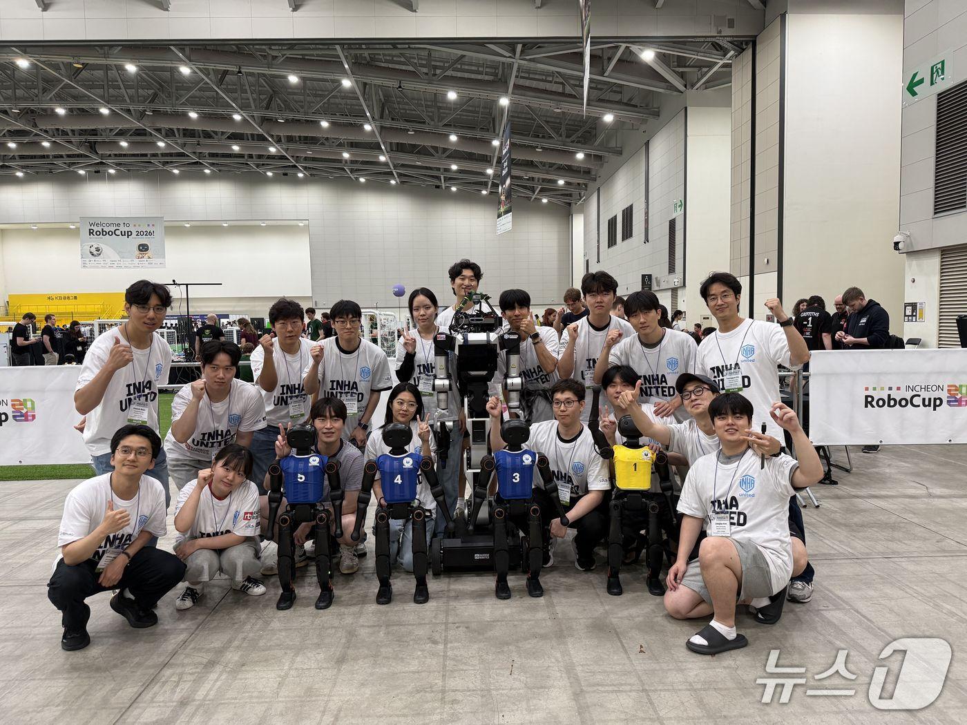 본문 이미지 - 인하대학교 로봇 연합팀 ‘인하 유나이티드(Inha United)’ 지도교수와 학생들이 기념사진을 촬영하고 있다.(인하대 제공. 재배포 및 DB금지)2026.7.8/뉴스1