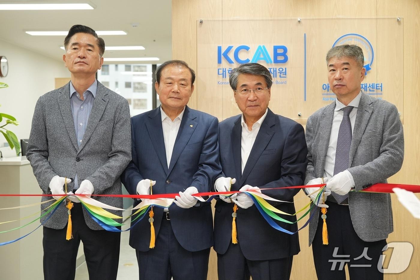 본문 이미지 - 8일 업무협약과 함께 진행된 대한상사중재원 부산지부 이전식 (부산상의 제공. 재판매 및 DB금지)