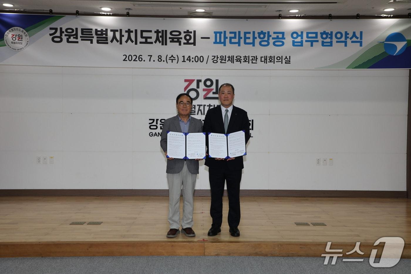 본문 이미지 - 양희구 강원특별자치도체육회장(왼쪽)과 정재필 파라타항공 영업운송본부장이 8일  강원체육회관 대회의실에서 체육사업의 원활한 추진과 선수단 항공운송 지원을 위한 업무협약을 체결한 뒤 기념촬영을 하고 있다.(도체육회 제공, 재판매 및 DB금지)